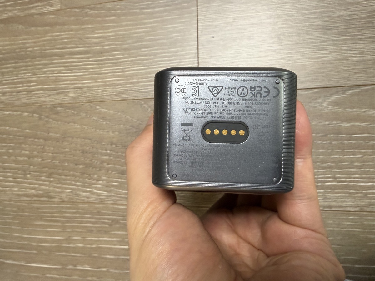 앤커 프라임 보조배터리 하단 단자 및 인증 마크