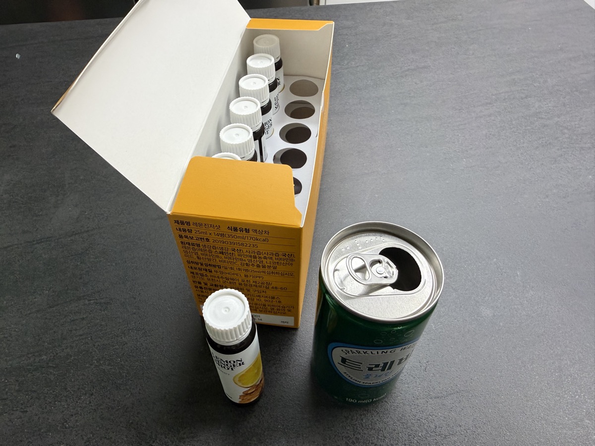 라티브 레몬진저샷 개별 포장 병과 트래비 탄산수 캔