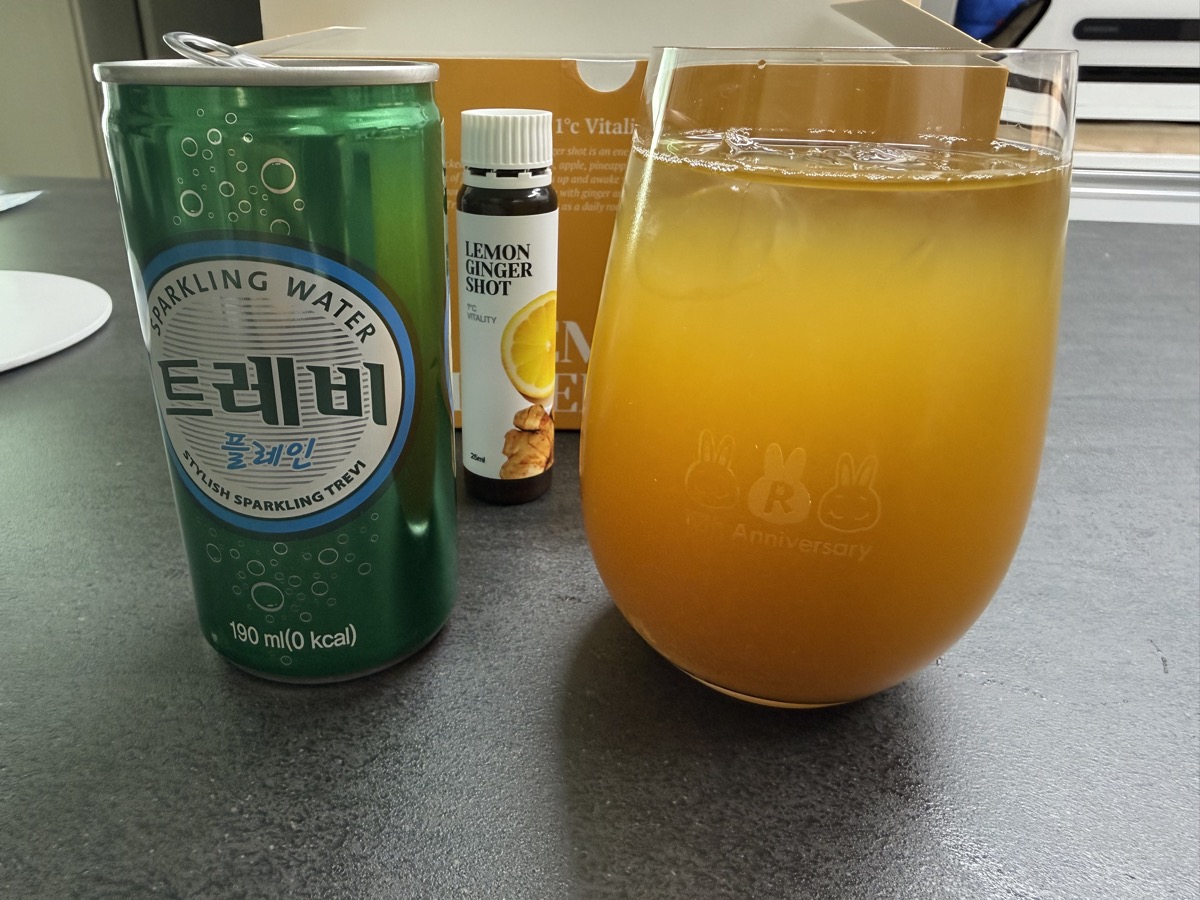 트래비 탄산수에 레몬진저샷을 타서 만든 진저에이드 완성 모습