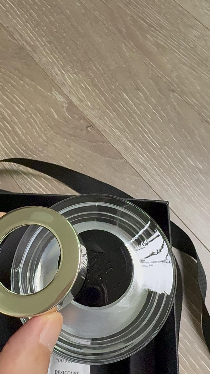 침실 협탁 위에 놓은 조말론 잉글리쉬 페어 앤 프리지아 디퓨저