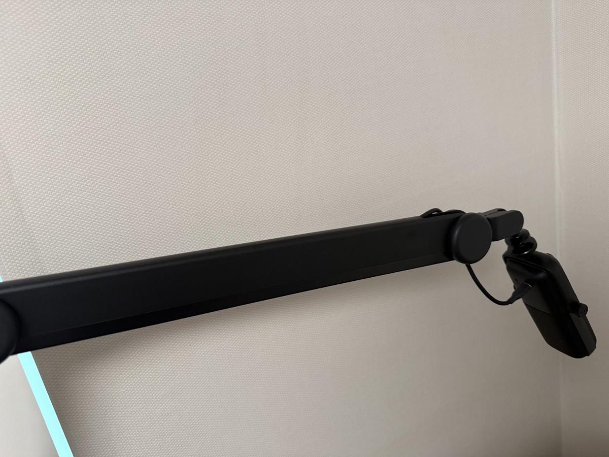 엘가토 Wave Mic Arm MK2 케이블 채널에 케이블을 숨긴 모습