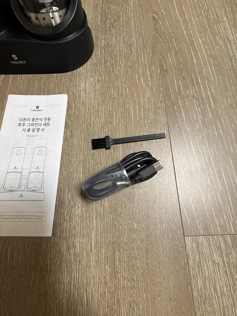 디온리 전동 그라인더 LED 조명이 켜진 상태로 요리에 후추 뿌리는 모습