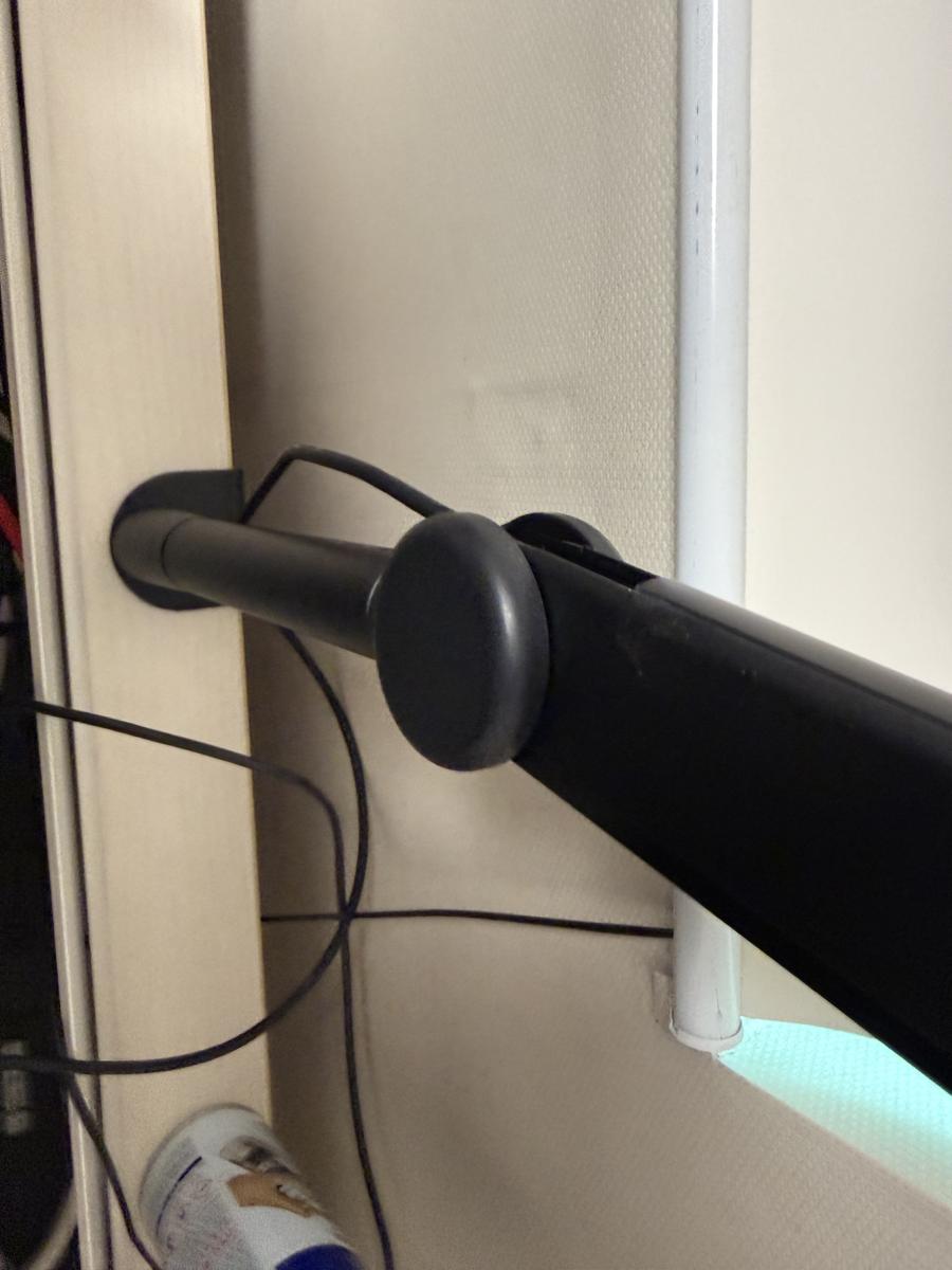 엘가토 Wave Mic Arm MK2 모니터 가운데 오버헤드 배치 전경
